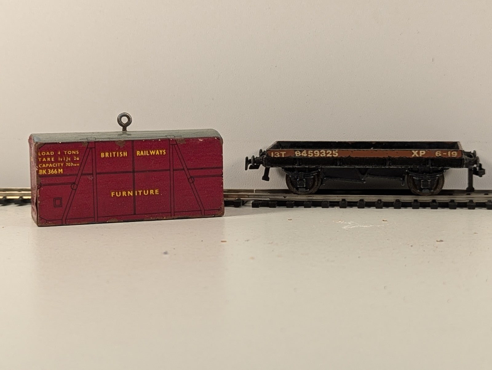Hornby Dublo 32087 OOGauge Low-Sided Wagon D.1with BR FurnitureContainer - boxed