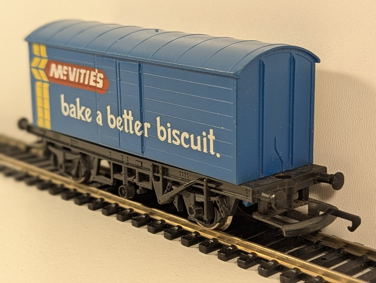 Hornby R727 OO Gauge McVitie’s Biscuits Closed Van