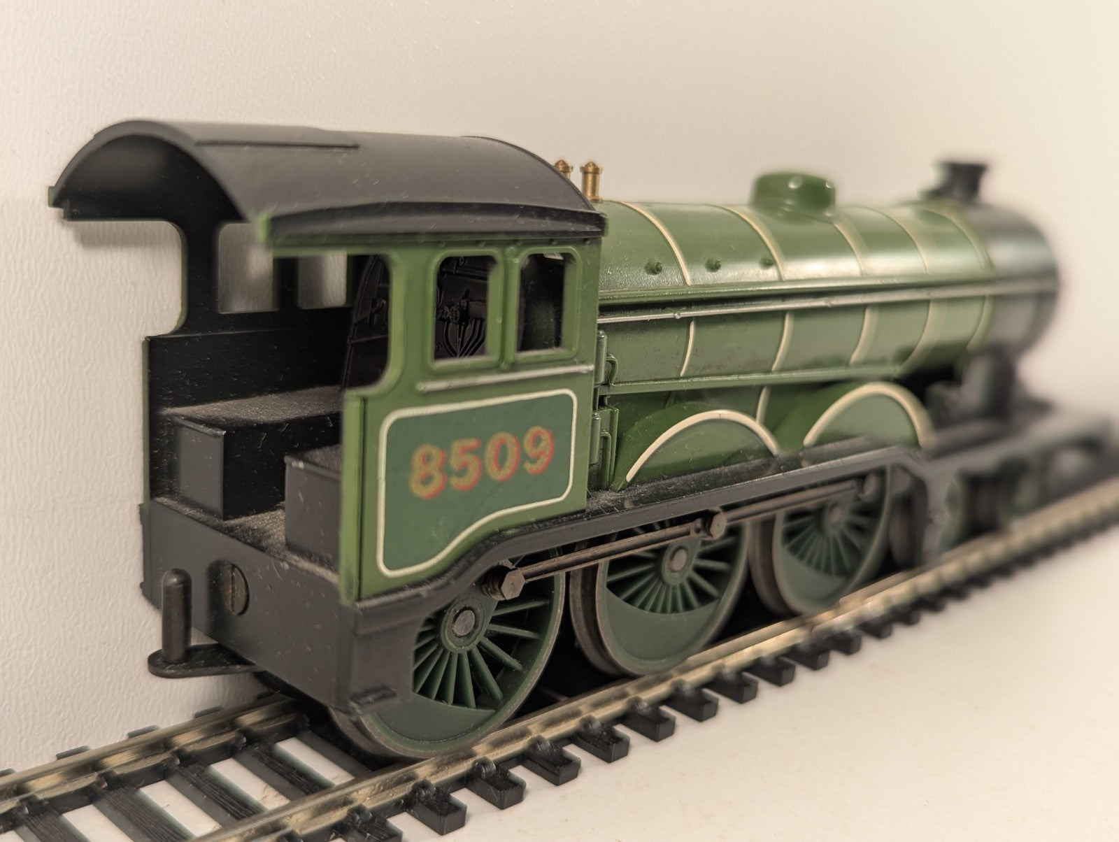 Hornby OOGauge LNERB12 4-6-0 SteamLocomotive in LNERLined Green - Missing Tender