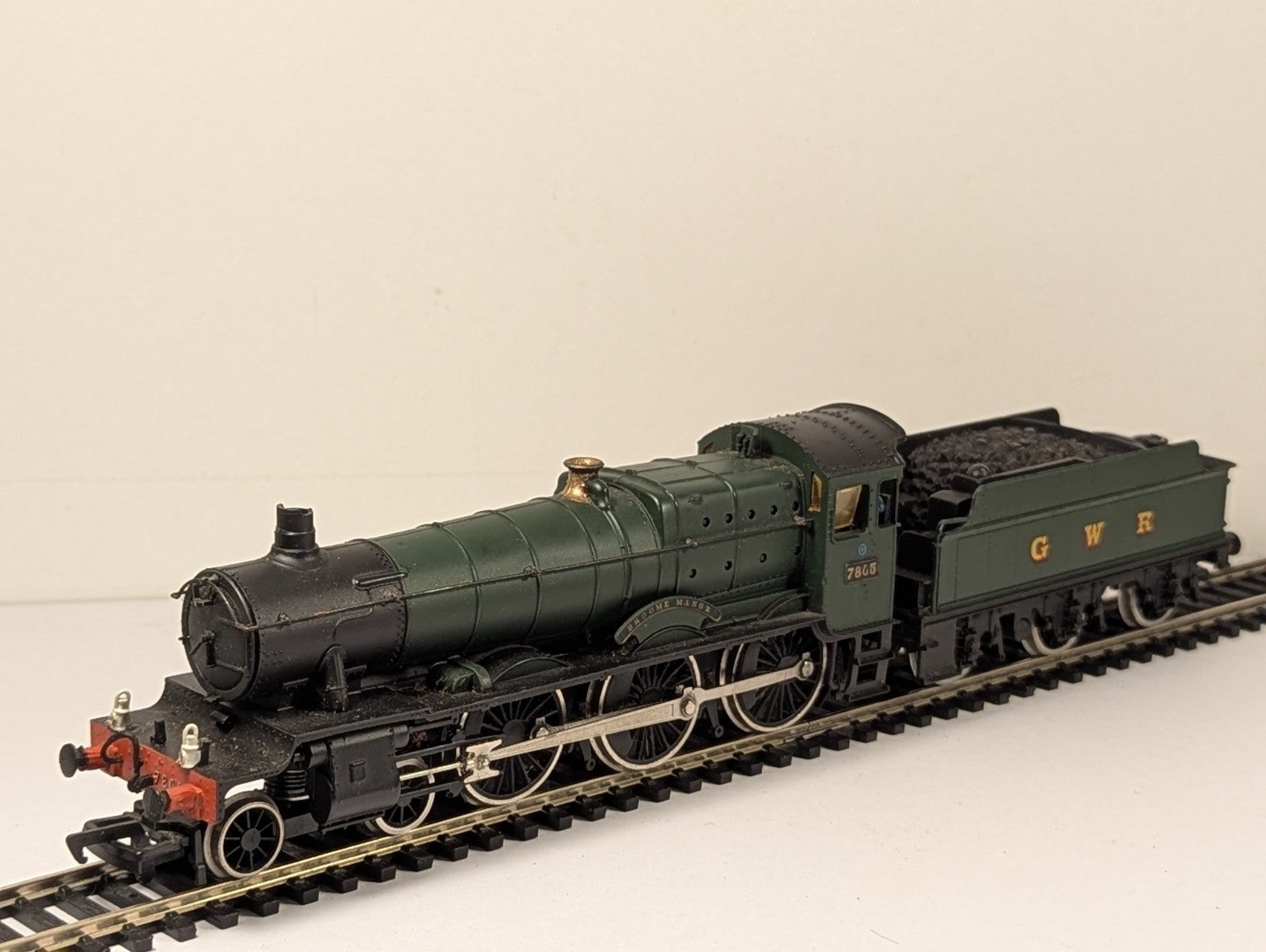 Mainline OO Gauge Manor Class 7805 'Broome Manor' Steam Locomotive