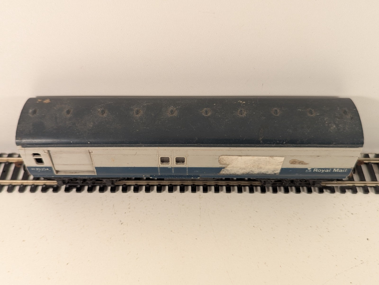 Tri-ang R23 OO Gauge Operating Mail Coach BR Blue & Grey