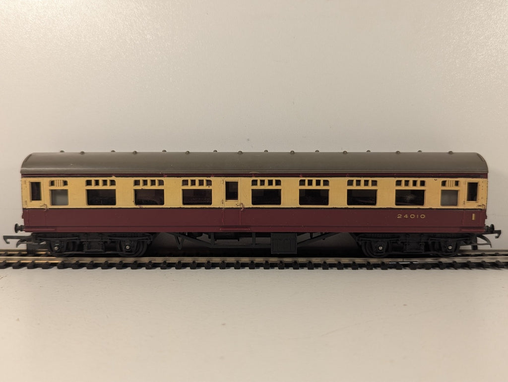 Tri-ang OO Gauge BR Mk1 Blood & Custard Coach