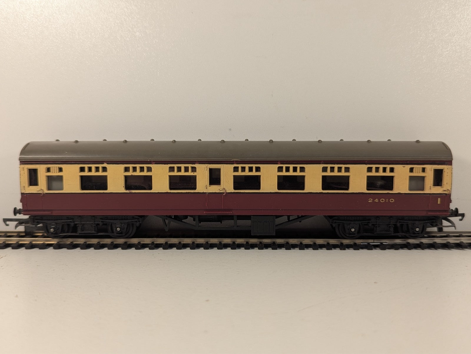 Tri-ang OO Gauge BR Mk1 Blood & Custard Coach