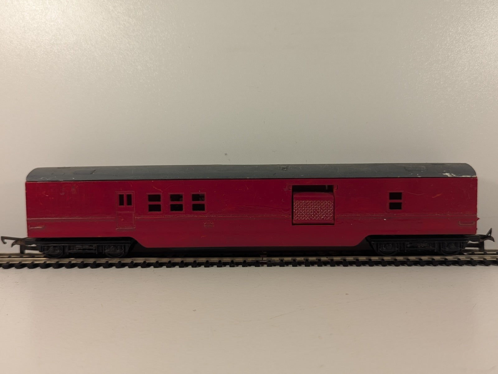 Tri-ang R119 Transcontinental Operating Mail Coach Maroon Repainted OO Gauge