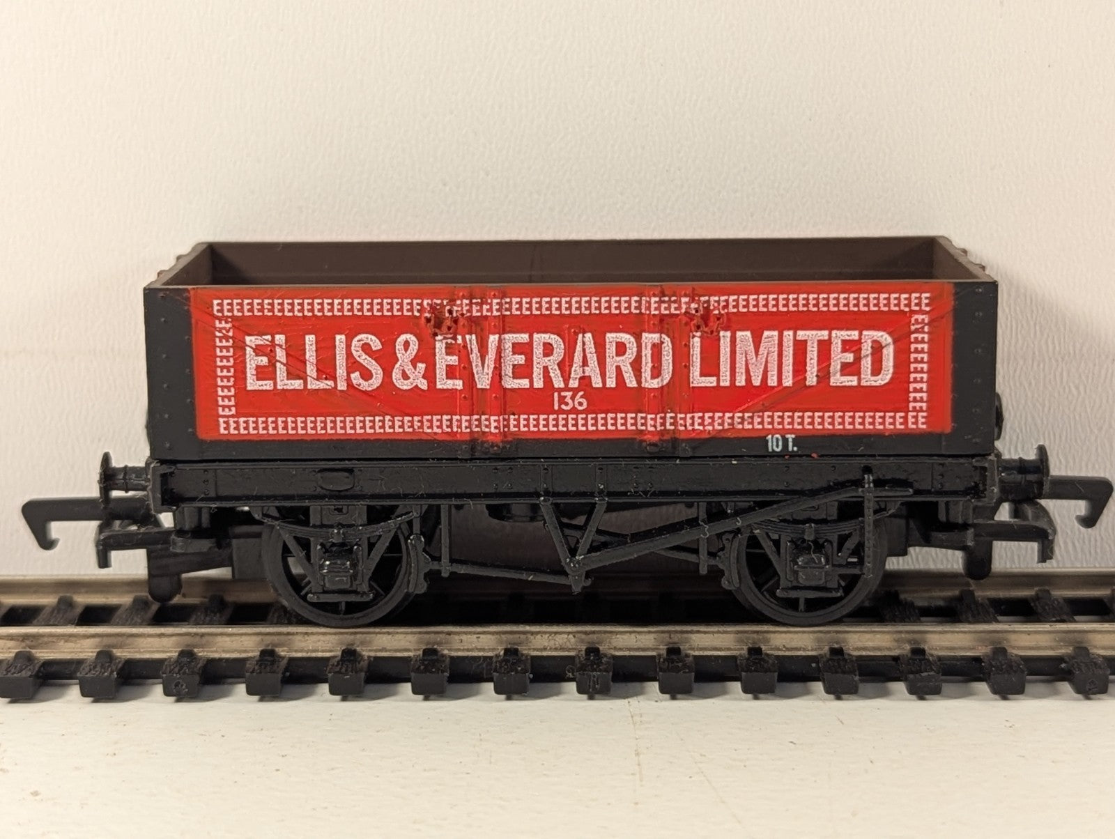 Mainline 37-131 Ellis & Everard Ltd 5 Plank Coal Wagon OO Gauge