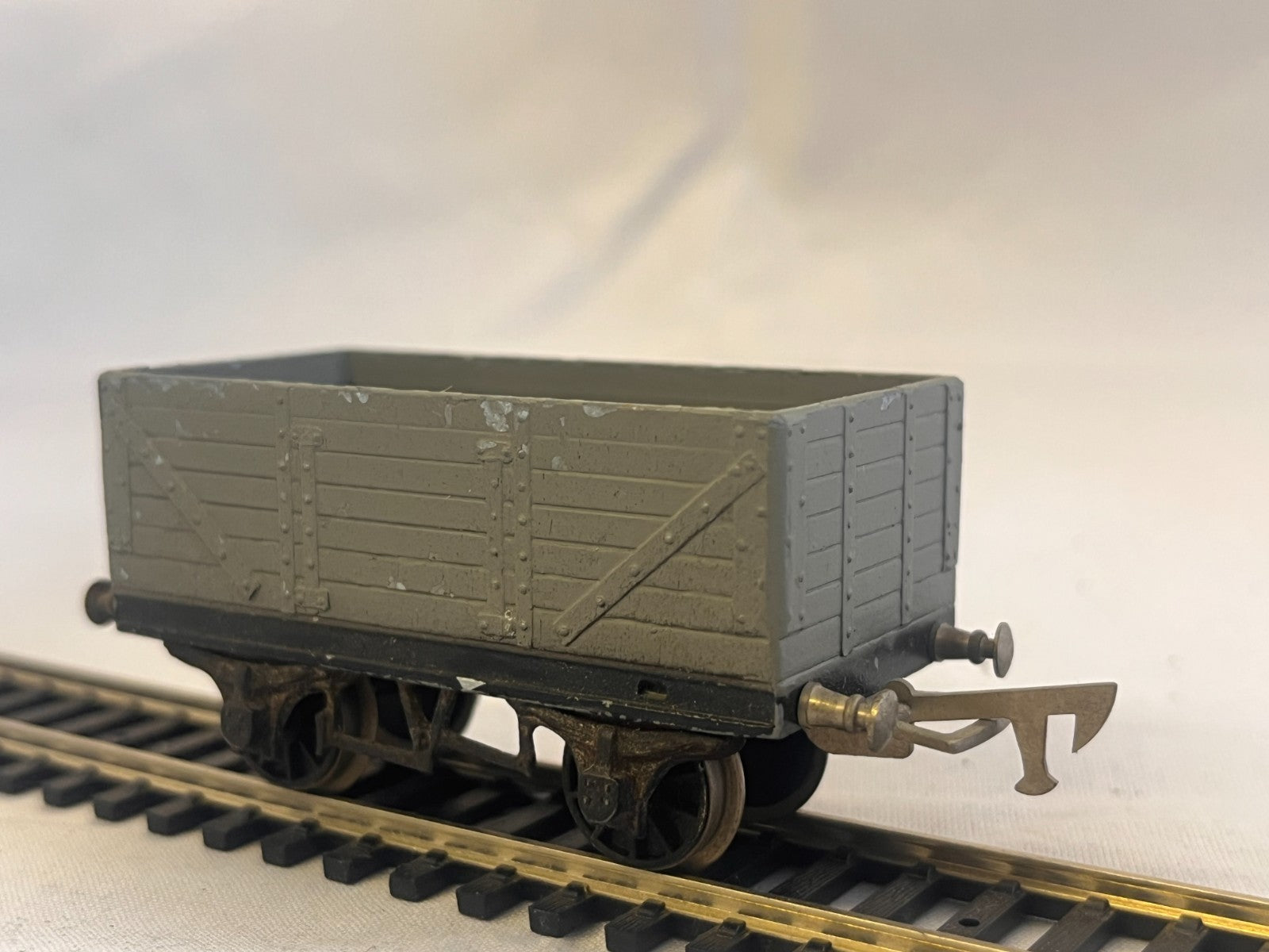Graham Farish OO Gauge 7 Plank Wagon Grey