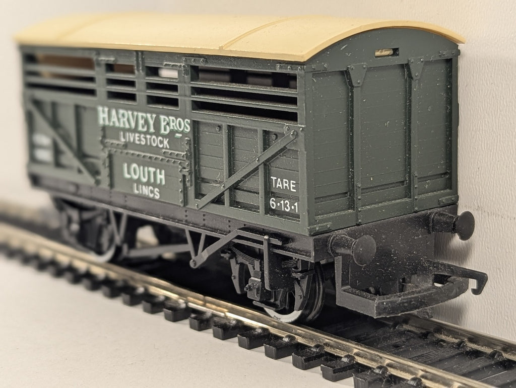 Hornby OO Gauge Harvey Bros Livestock Wagon Cattle Wagon 12563 Harvey Bros Green
