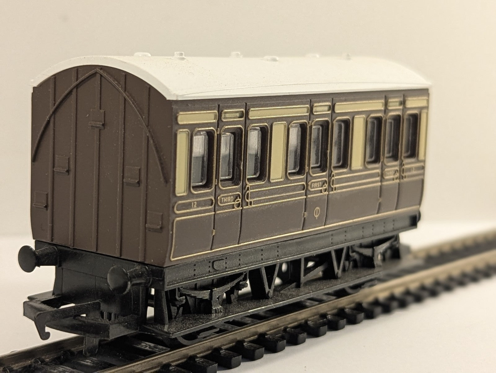 Hornby OO Gauge GWR Chocolate and Cream 4-Wheel Composite Coach