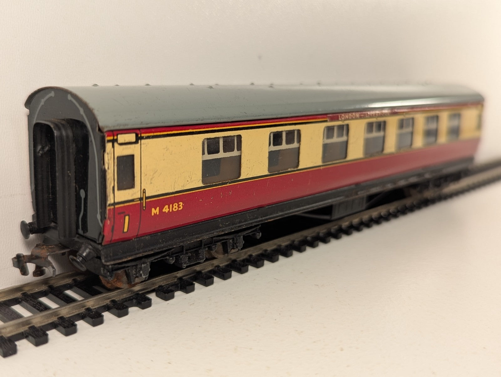 Hornby Dublo M4183 Passenger Coach Crimson & Cream OO Gauge