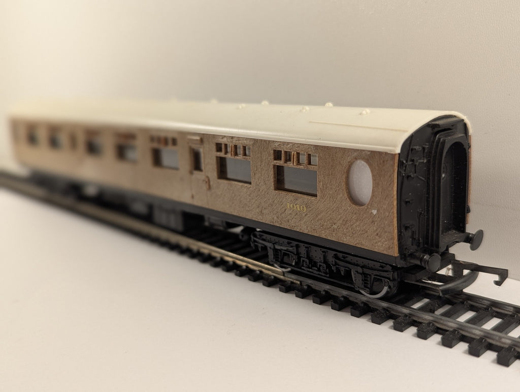 Hornby OO Gauge Gresley Composite Coach Passenger Coach 1010 LNER Teak R477