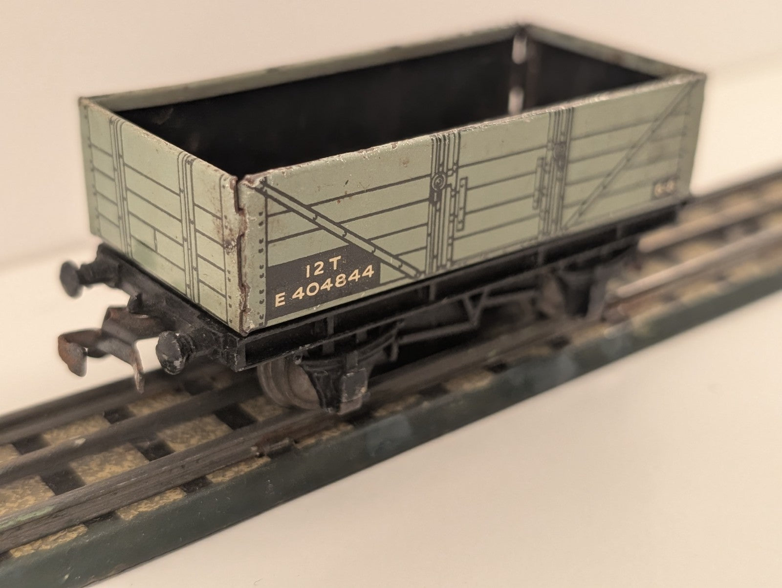Hornby Dublo 32075 OO Gauge 5 Plank Wagon, with the number E404844
