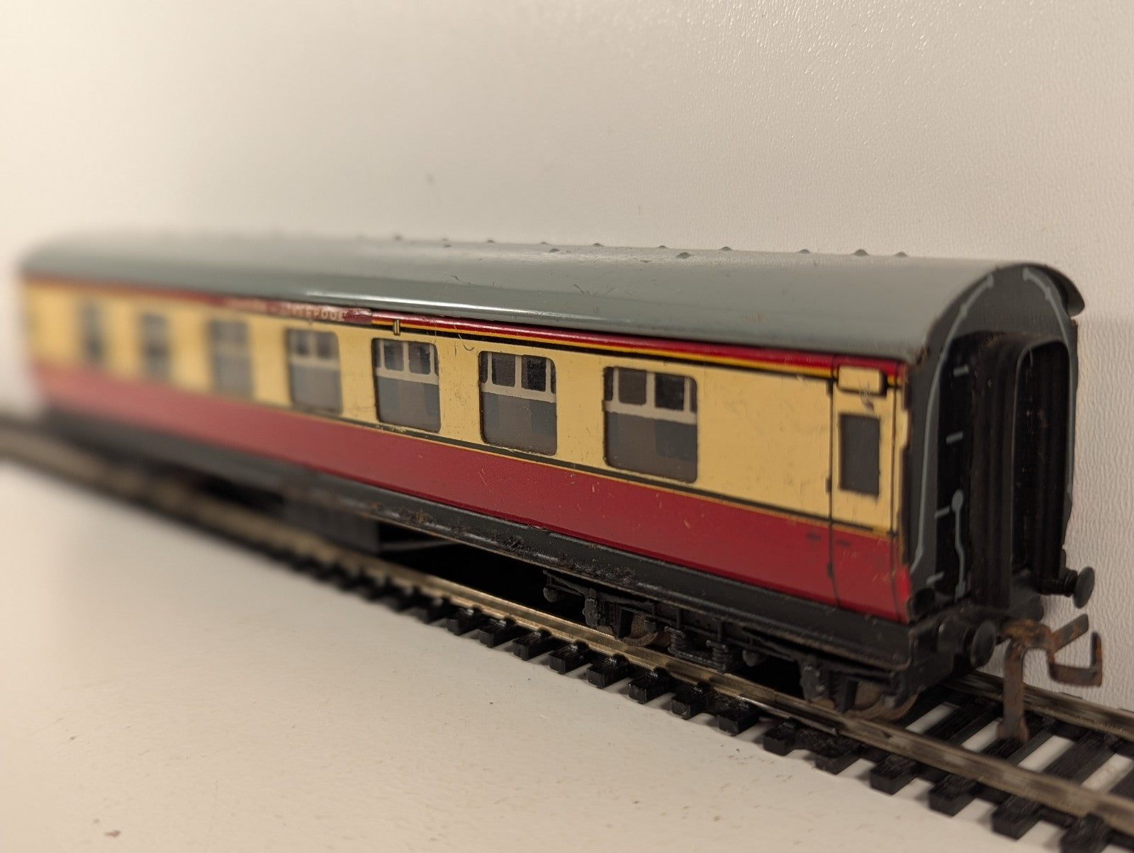 Hornby Dublo M4183 Passenger Coach Crimson & Cream OO Gauge