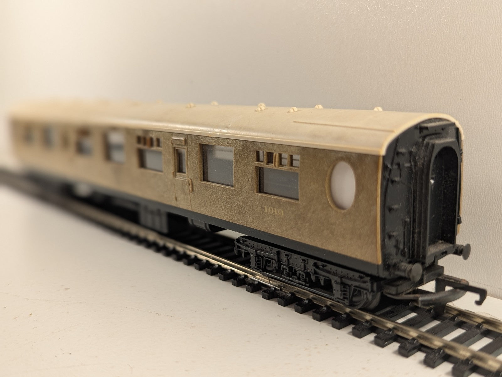 Tri-ang OO Gauge LNER Gresley Composite Coach Passenger Coach 1010