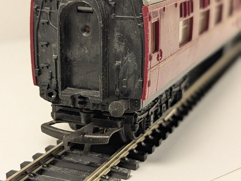 Tri-ang Hornby R423 OO Gauge Mk1 Brake Coach BR Maroon Missing Buffer