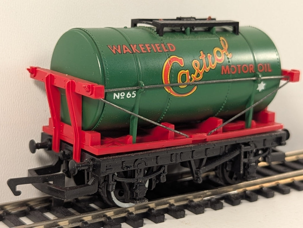 Hornby R127 OO Gauge Green Wakefield Castrol Motor Oil Tank Wagon