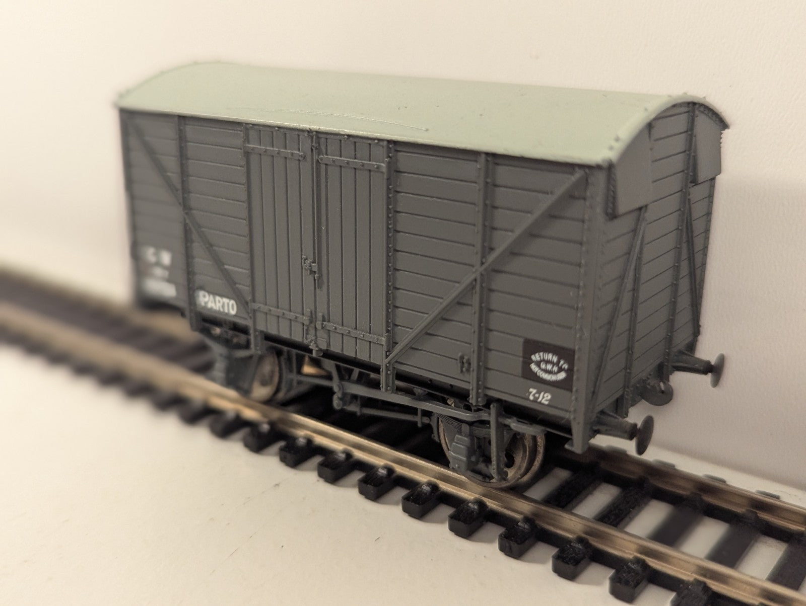 Bachmann OO Gauge GWR 12T Ventilated Van Parto Grey