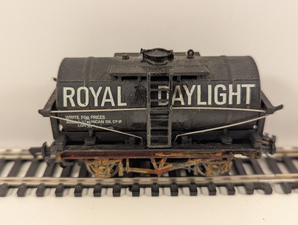 Mainline 37-134 Tank Wagon“Royal Daylight Paraffin” Weathered Missing Coupling