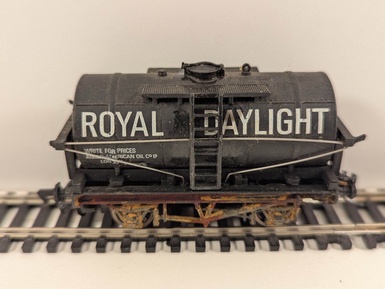 Mainline 37-134 Tank Wagon“Royal Daylight Paraffin” Weathered Missing Coupling