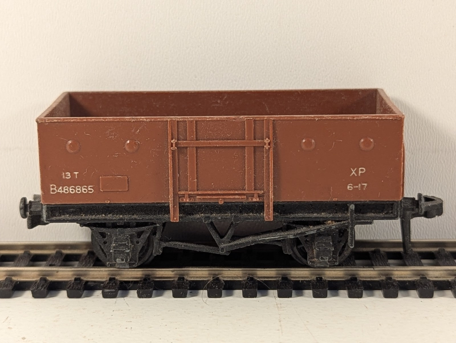Hornby Dublo 4640 BR 13 Ton Mineral Wagon Brown OO Gauge - missing buffer head