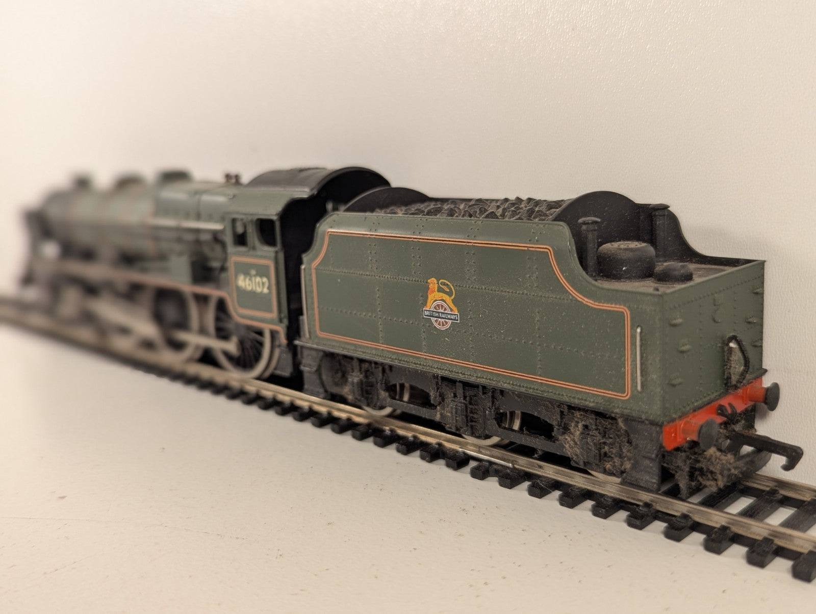 Mainline 37-057 BR Rebuilt Royal Scot 4-6-0 No.46102 "Black Watch" OO Gauge