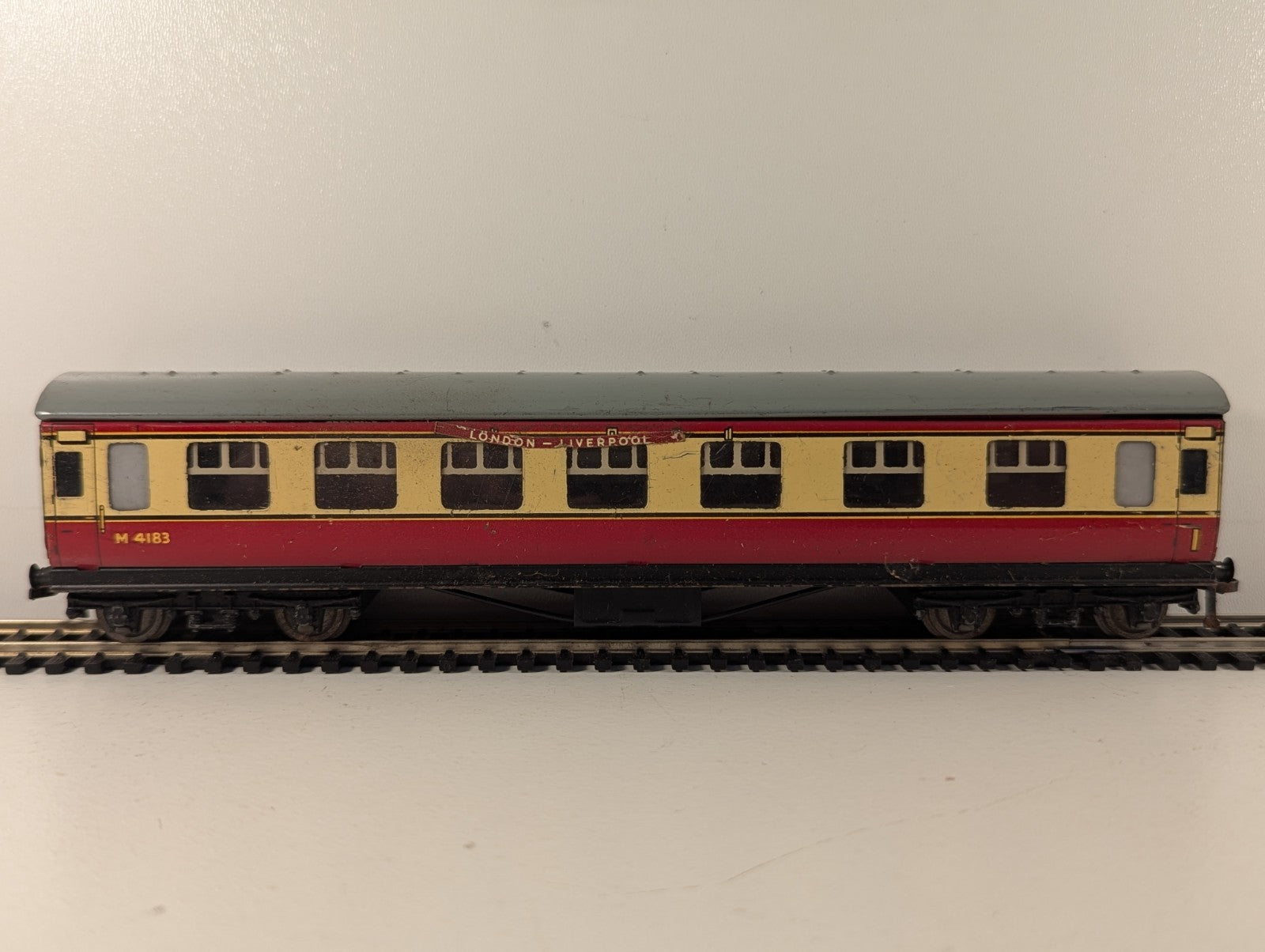Hornby Dublo M4183 Passenger Coach Crimson & Cream OO Gauge