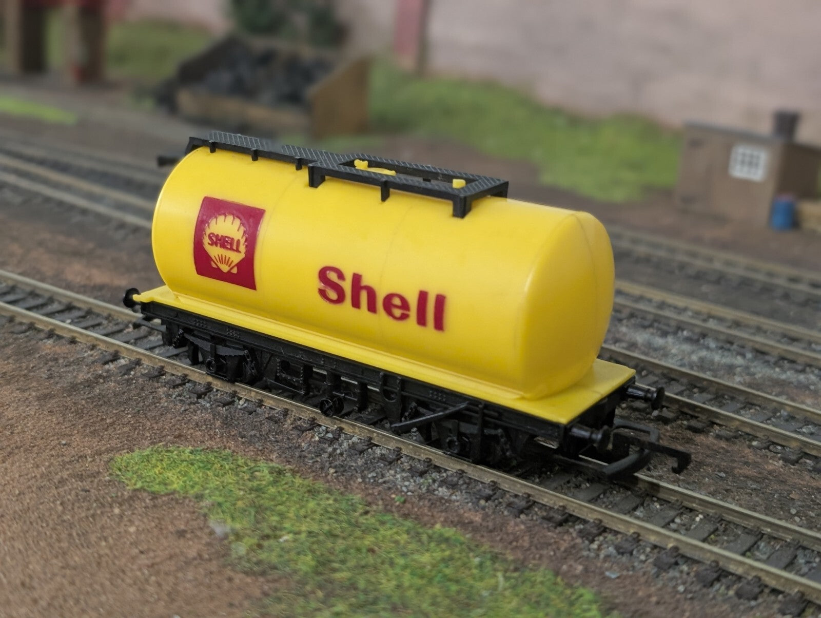 Hornby R227 OO Gauge Shell Tank Wagon