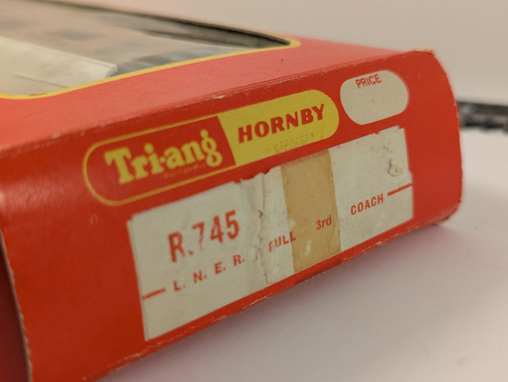 Tri-ang Hornby R745 OO Gauge LNER Full Third Coach - Boxed