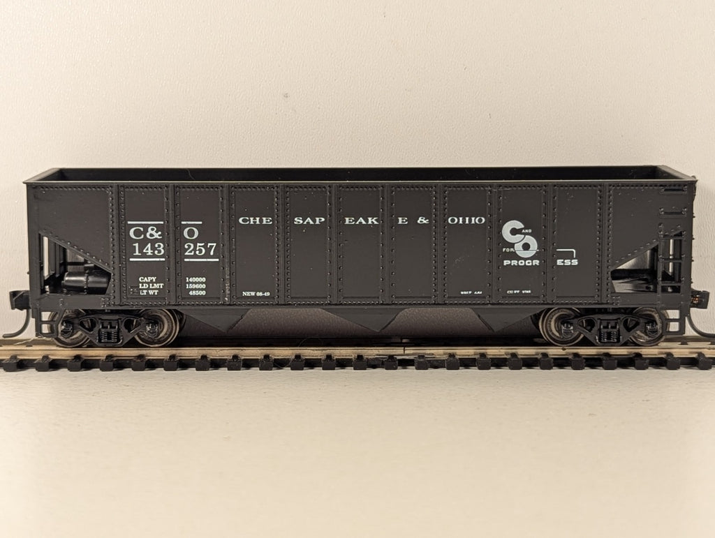 Athearn HO Gauge Offset Side 3-Bay Hopper Goods Wagon 143257 Chesapeake & Ohio