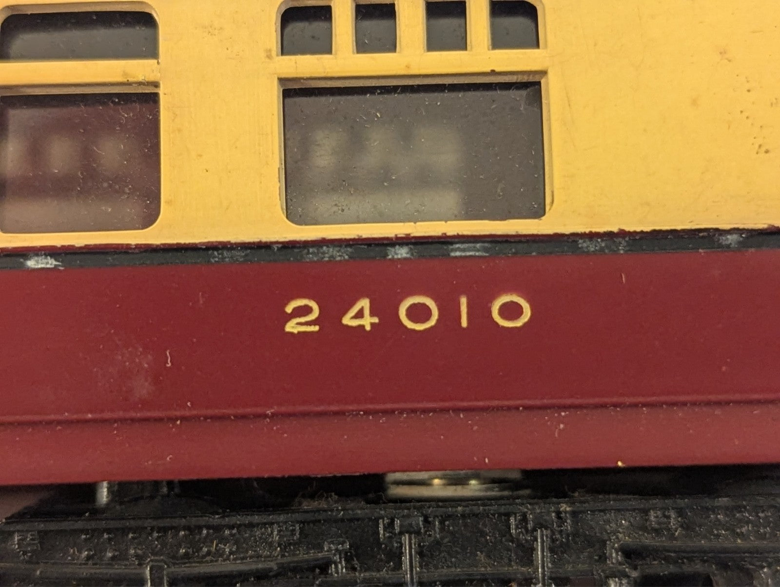 Tri-ang OO Gauge BR Mk1 Blood & Custard Coach