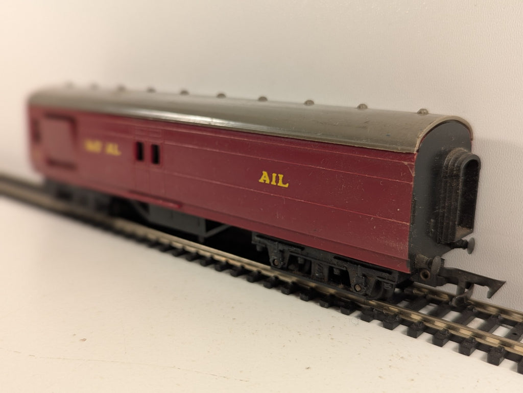 Tri-ang R23 OO Gauge Maroon Operating Royal Mail Coach