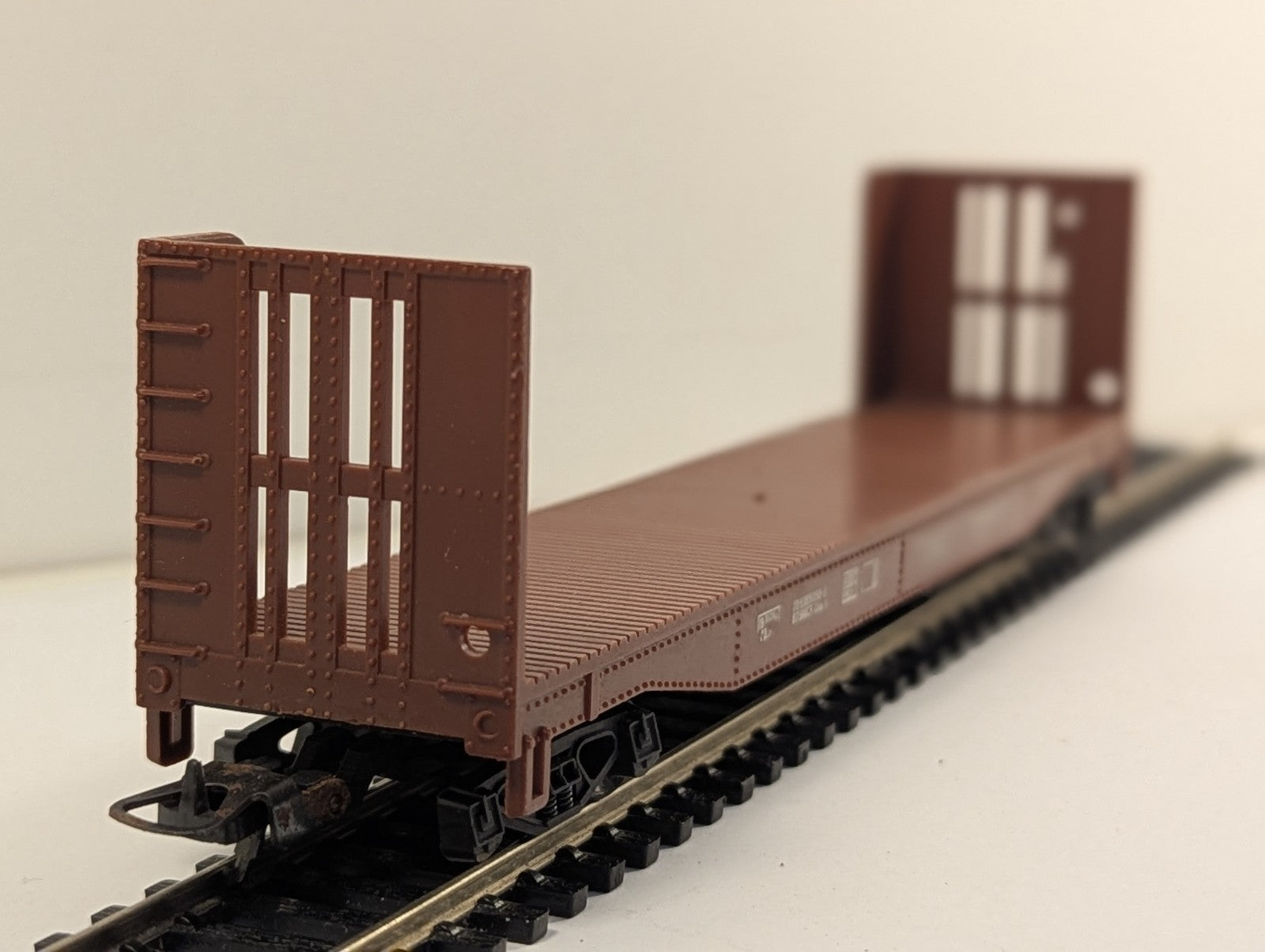 Lima HO Scale SNCF Bulkhead Flat Wagon 20 93 850 50-3 Brown