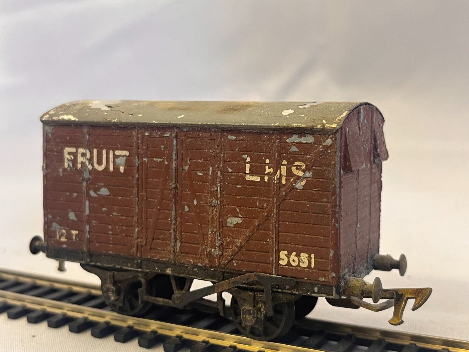 Graham Farish LMS 12 Ton Fruit Van