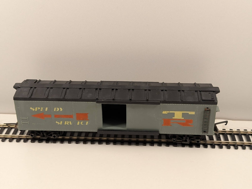 Tri-ang R136 OO Gauge “Speedy Service” Boxcar – Missing Door