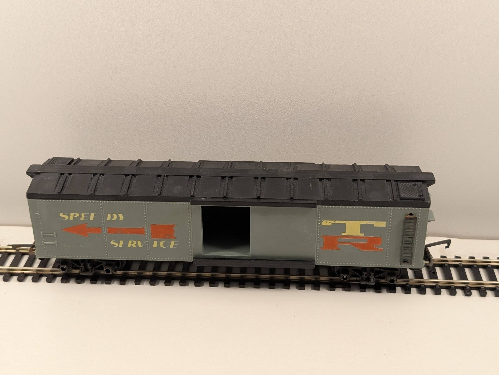 Tri-ang R136 OO Gauge “Speedy Service” Boxcar – Missing Door