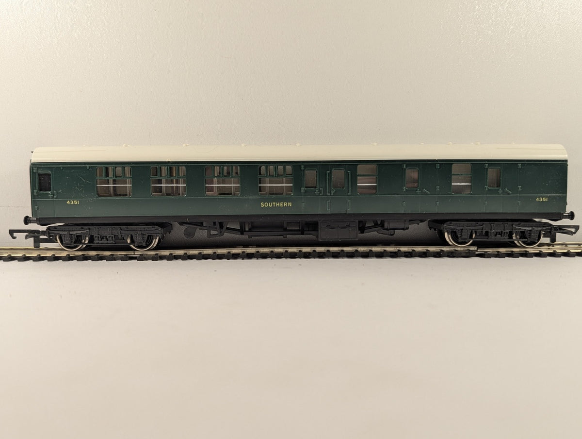 Hornby OO Gauge Maunsell Brake Third Coach Passenger Coach 4351 Southern Green