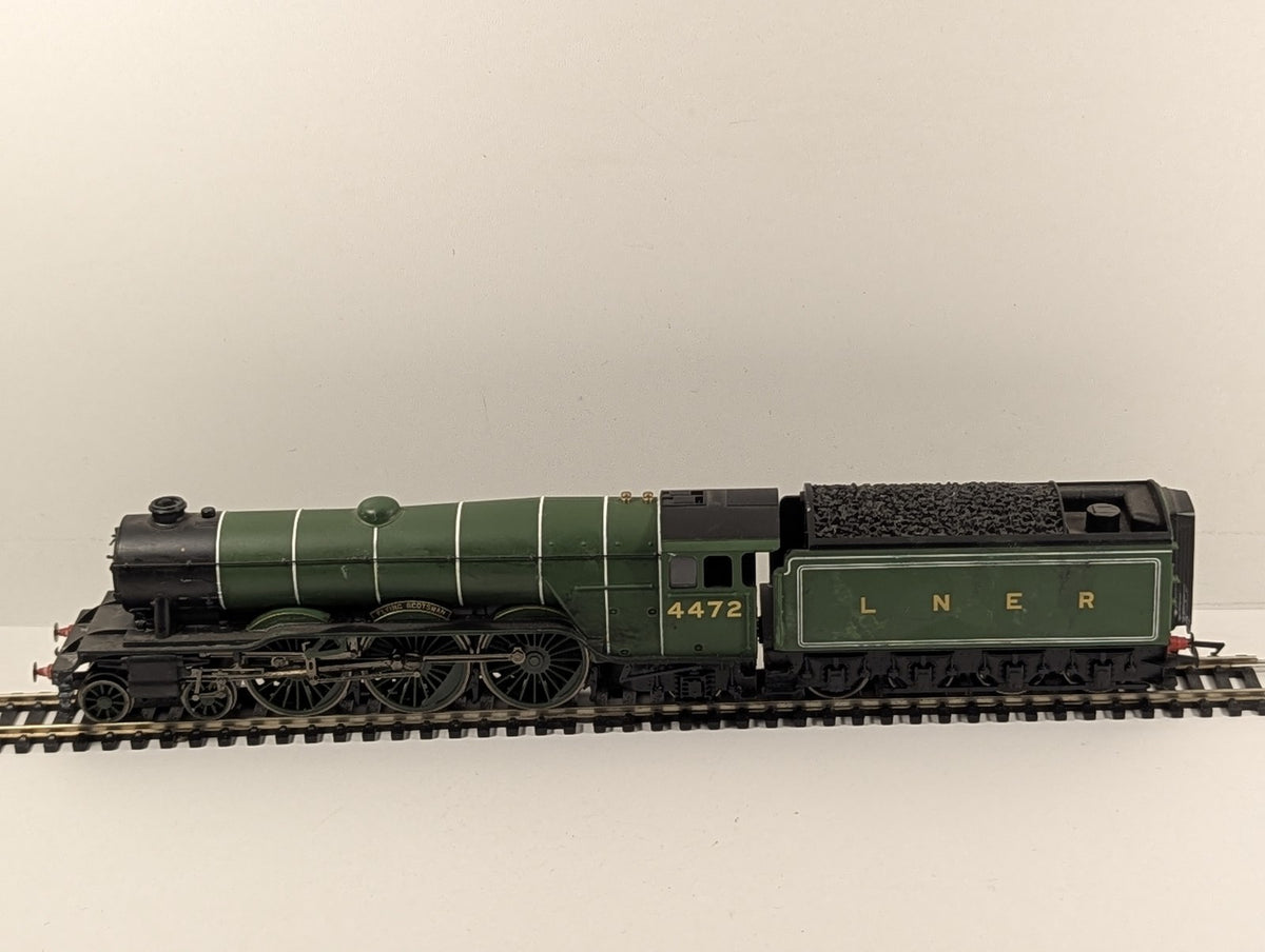 Hornby OO Gauge Flying Scotsman Steam Locomotive 4472 LNER Green