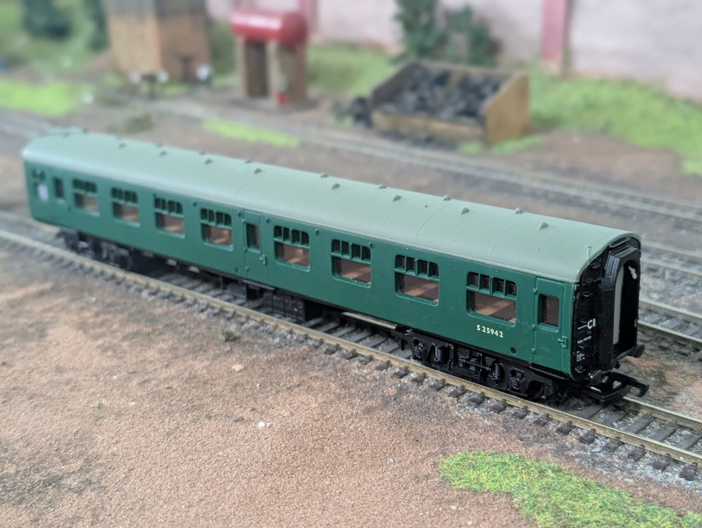 Replica Railways OO Gauge BR Mk1 SK Corridor Coach S25942 Green