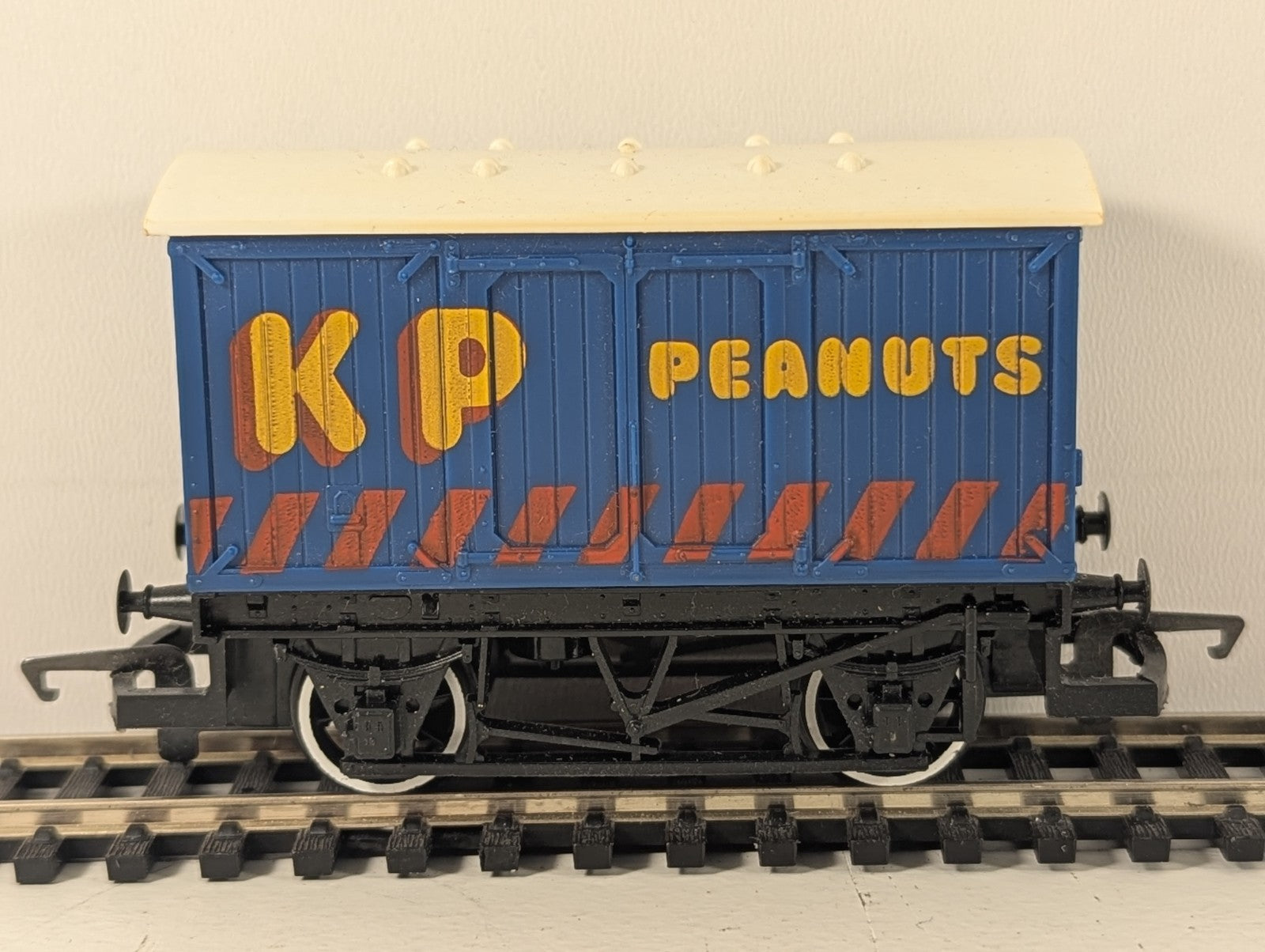 Hornby R001 OO Gauge KP Peanuts Vent Van