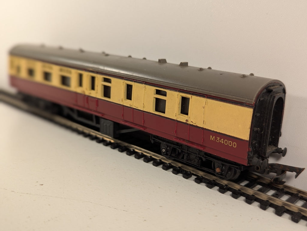 Tri-ang OO Gauge BR Brake 3rd Coach Blood & Custard
