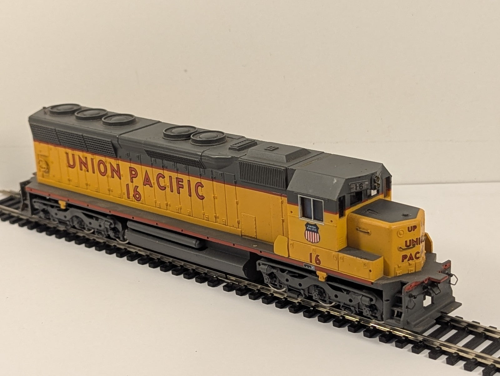Bachmann HO Scale EMD GP40 Diesel Locomotive 16