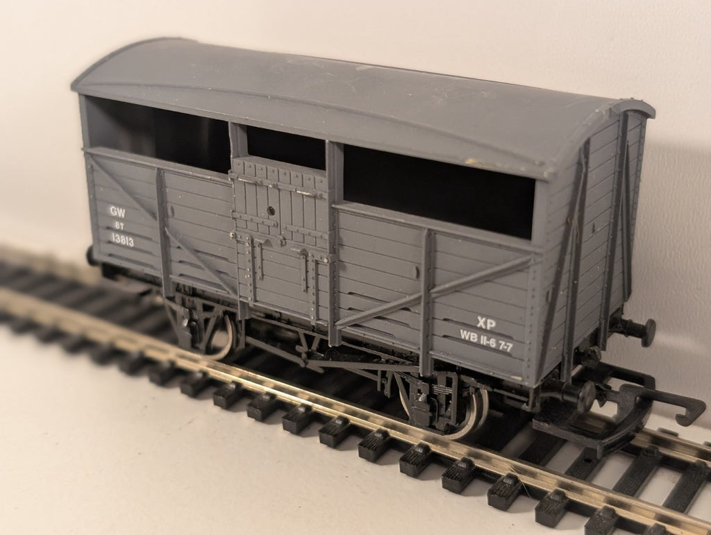 Dapol OO Gauge GWR 8-Ton Cattle Wagon No. 13813