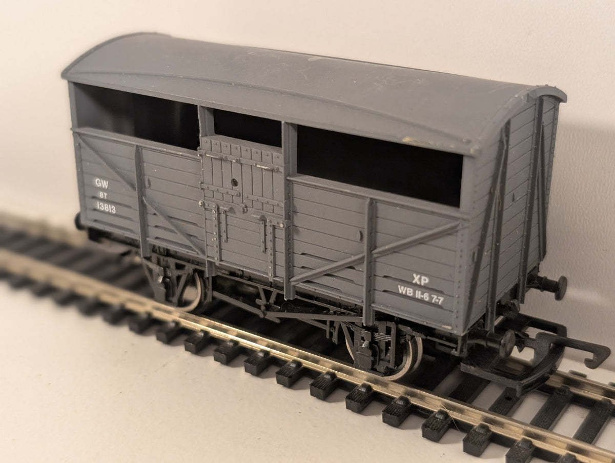 Dapol OO Gauge GWR 8-Ton Cattle Wagon No. 13813