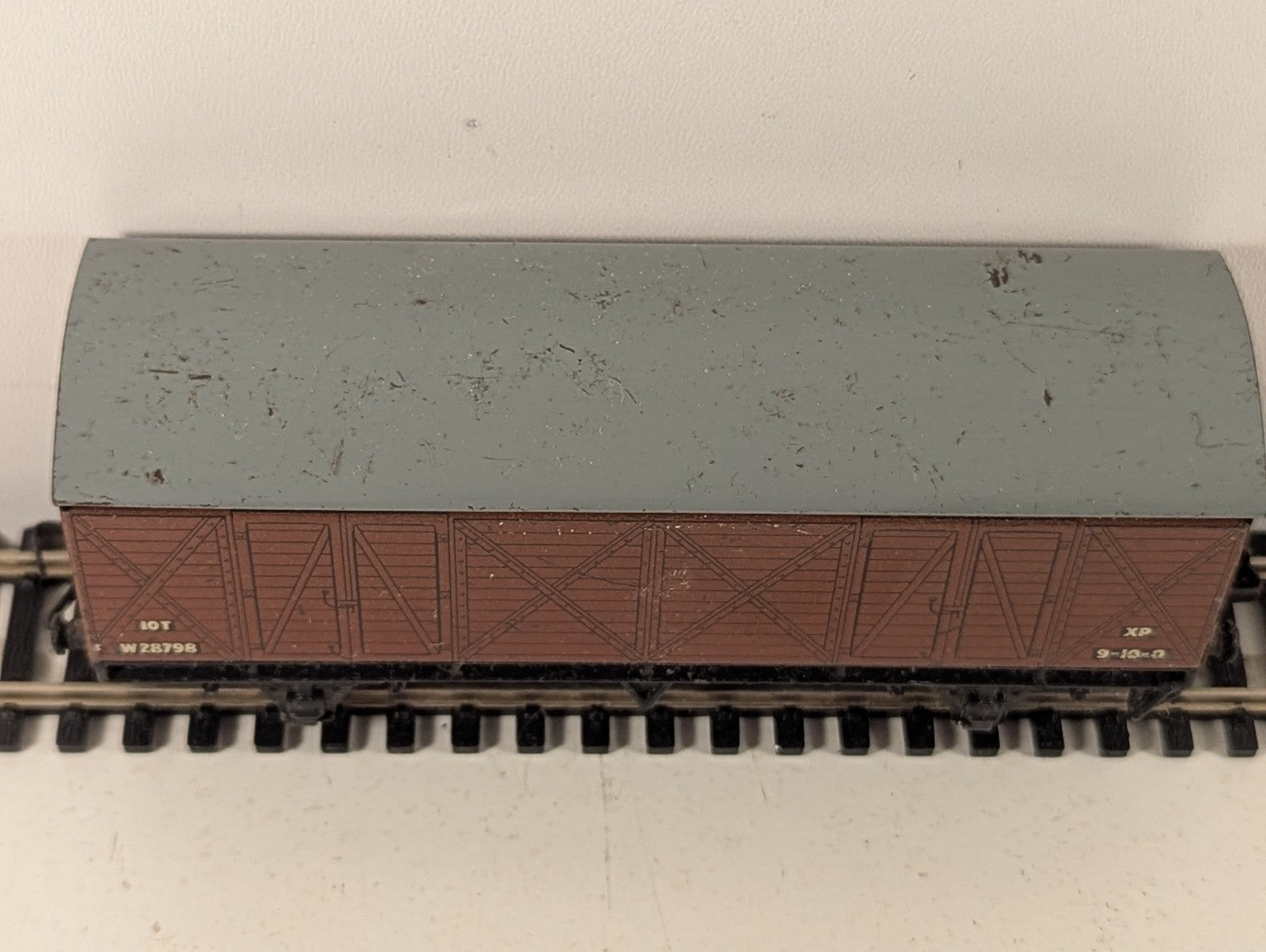 Hornby Dublo BR Ventilated Van Bauxite Brown with Grey Roof OO Gauge