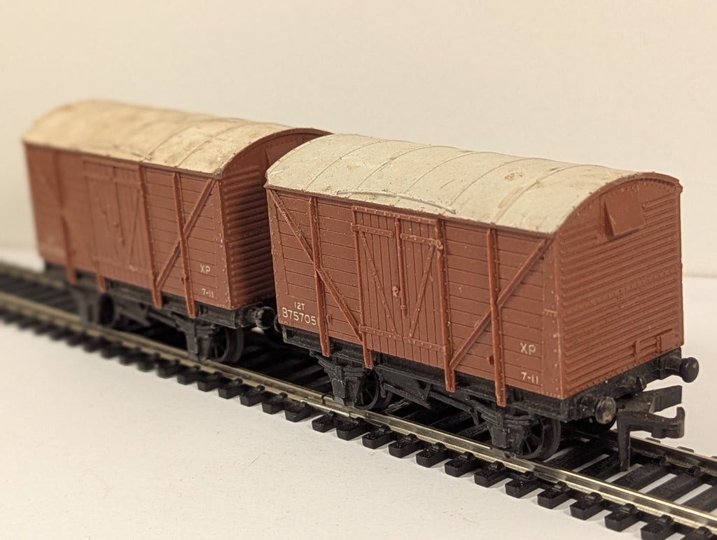 Hornby Dublo OO Gauge BR Closed Vent Van Pair - missing buffer