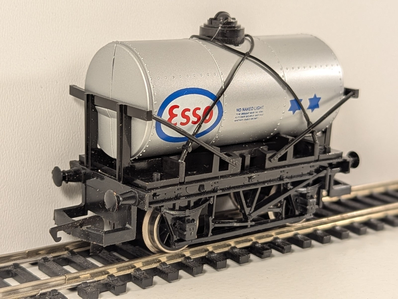 Hornby R713 Esso Tank Wagon