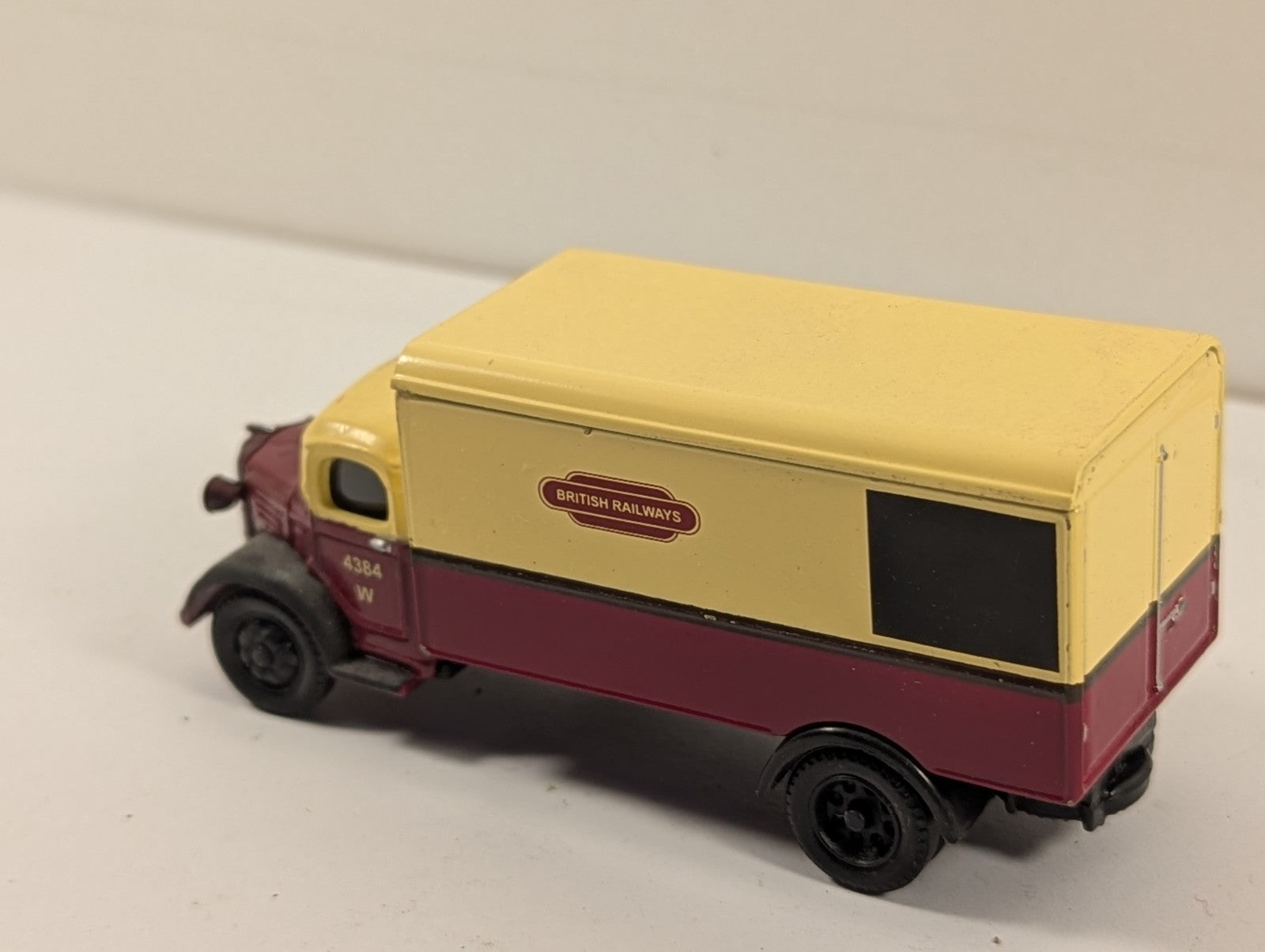 Classix OO Gauge Morris Commercial Y-Type Box Van Die-cast Model