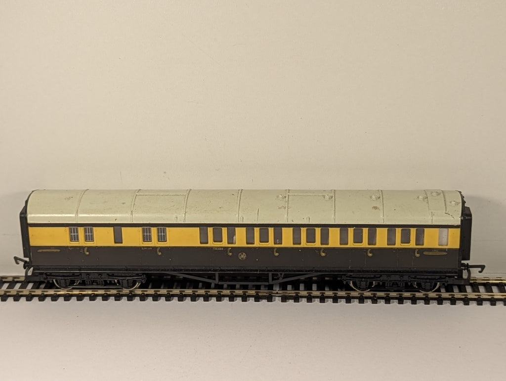 Hornby OO gauge GWR clerestory brake third class passenger coach on model railway track