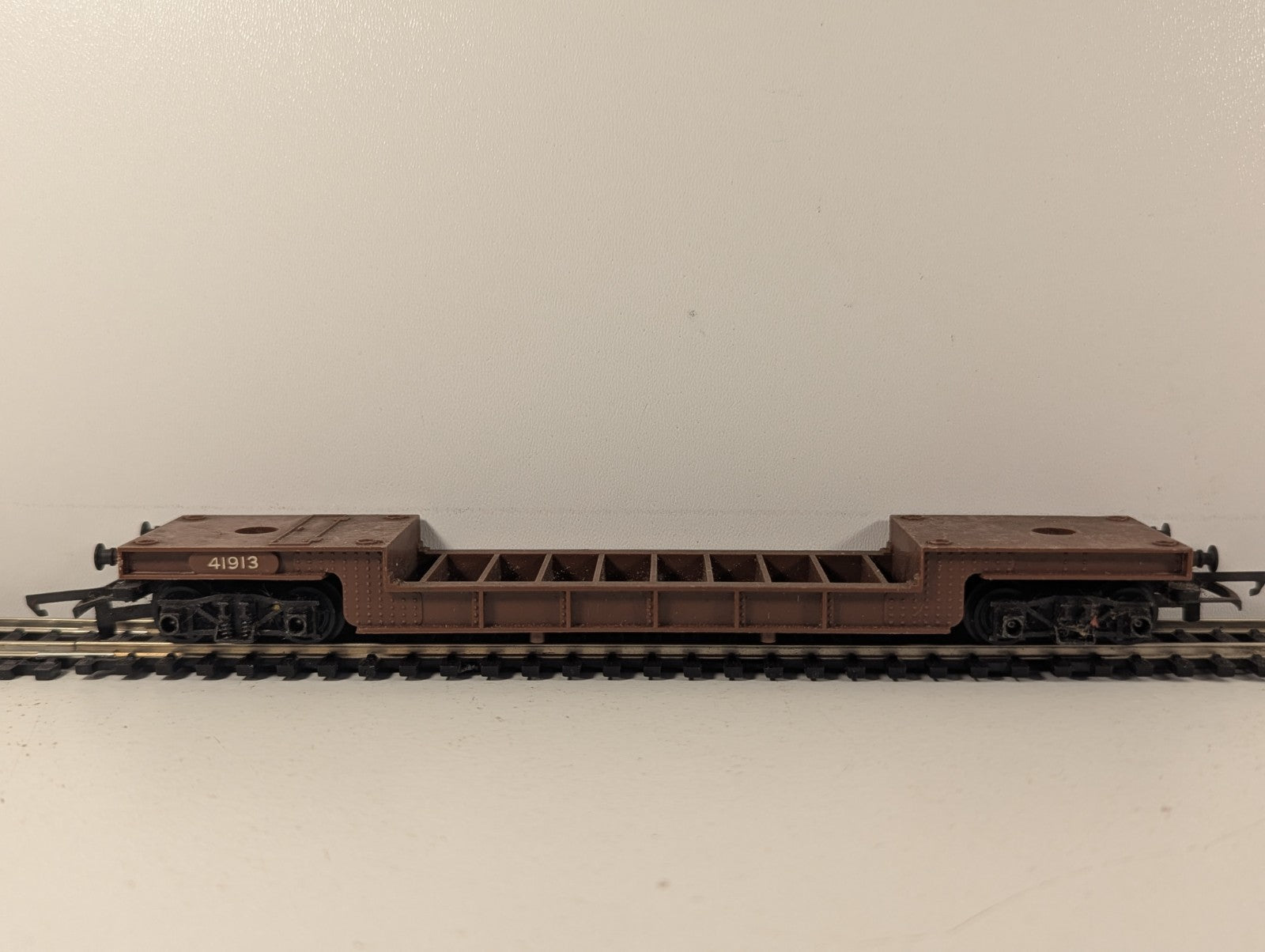 Tri-ang R118 OO Gauge Bogie Well Wagon BR Brown 41913