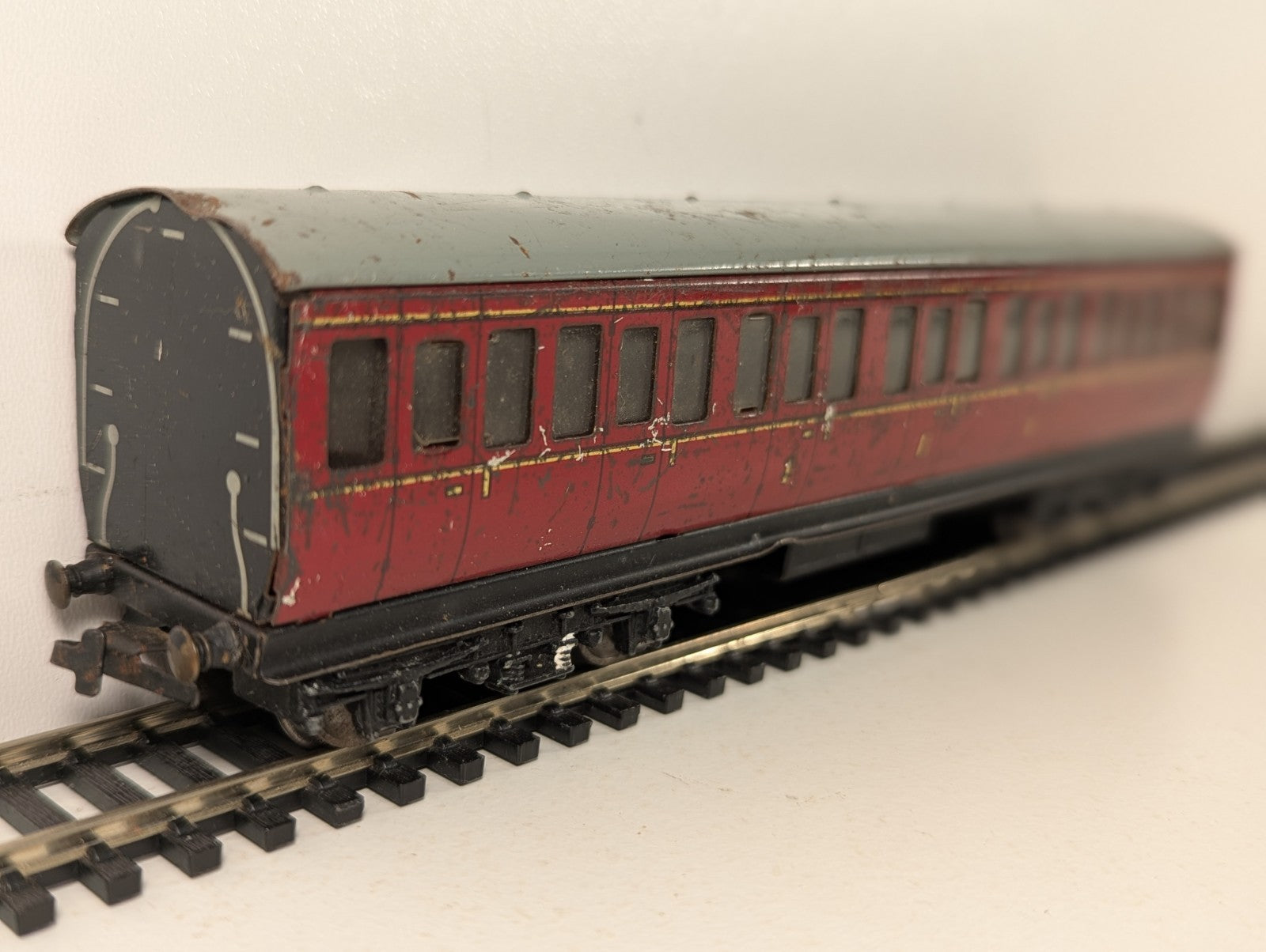 Hornby OO Gauge Passenger Coach LMS Maroon