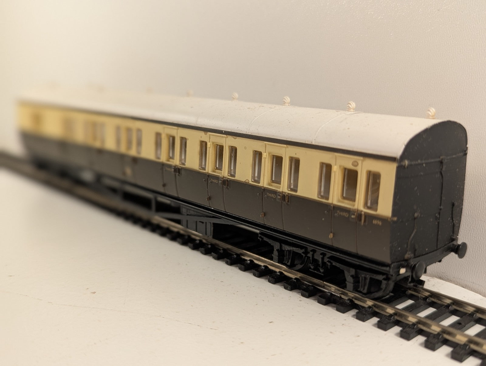 Mainline OO Gauge GWR Suburban Coach Chocolate & Cream